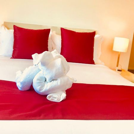 Bealey Plaza Motel Christchurch Luaran gambar A bed with a red bed runner