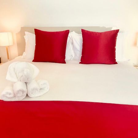 Bealey Plaza Motel Christchurch Luaran gambar A bed with a red bed runner