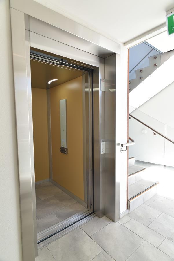 Bealey Plaza Motel Christchurch Luaran gambar A door closing on a passenger elevator