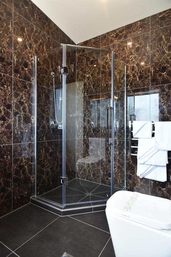 Bealey Plaza Motel Christchurch Luaran gambar A shower cubicle