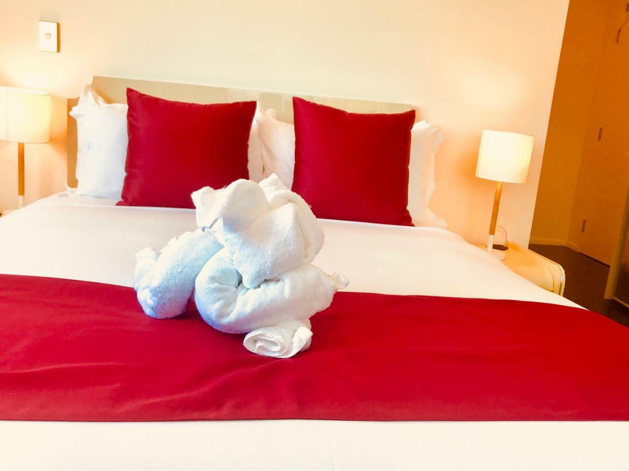 Bealey Plaza Motel Christchurch Luaran gambar A bed with a red bed runner