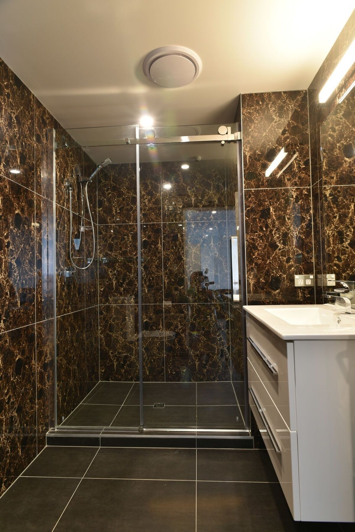 Bealey Plaza Motel Christchurch Luaran gambar A shower enclosure