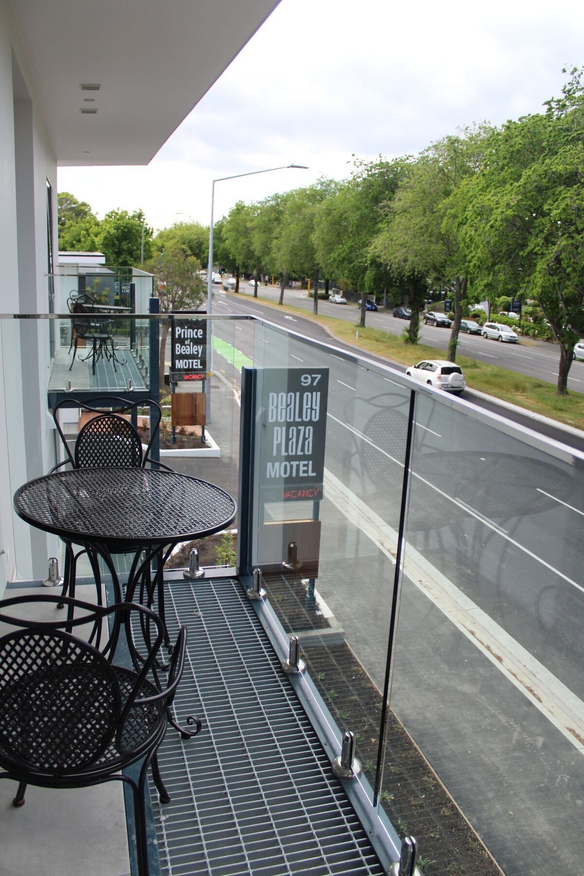 Bealey Plaza Motel Christchurch Luaran gambar A balcony at a motel in New Zealand